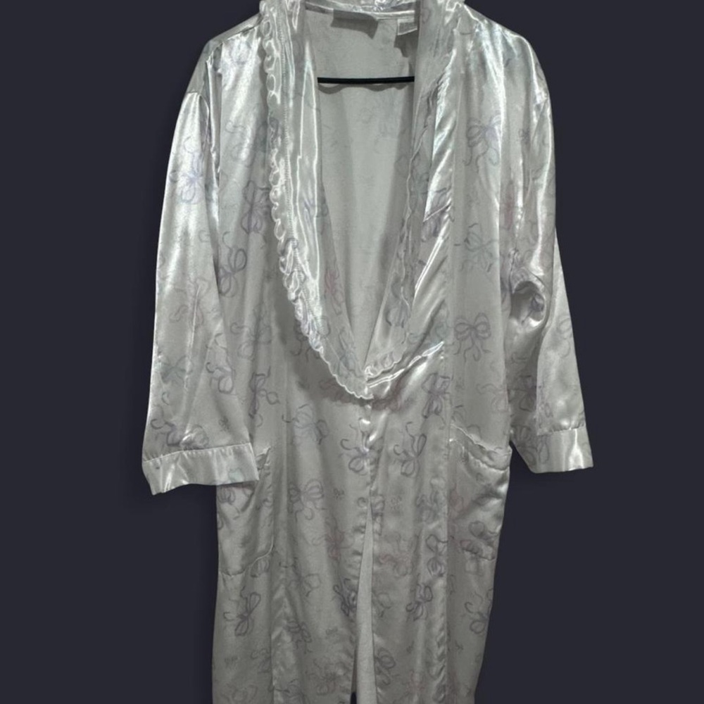 Satin white rob with bows